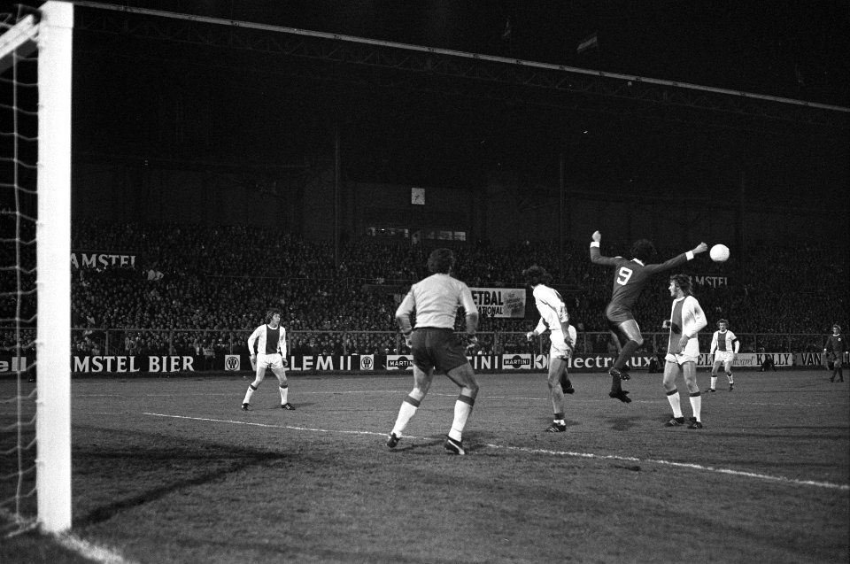 Ajax tegen Benfica 1-0, halve finale Europacup I nr 8 rechts scheidsrechter K, Bestanddeelnr 925-5091