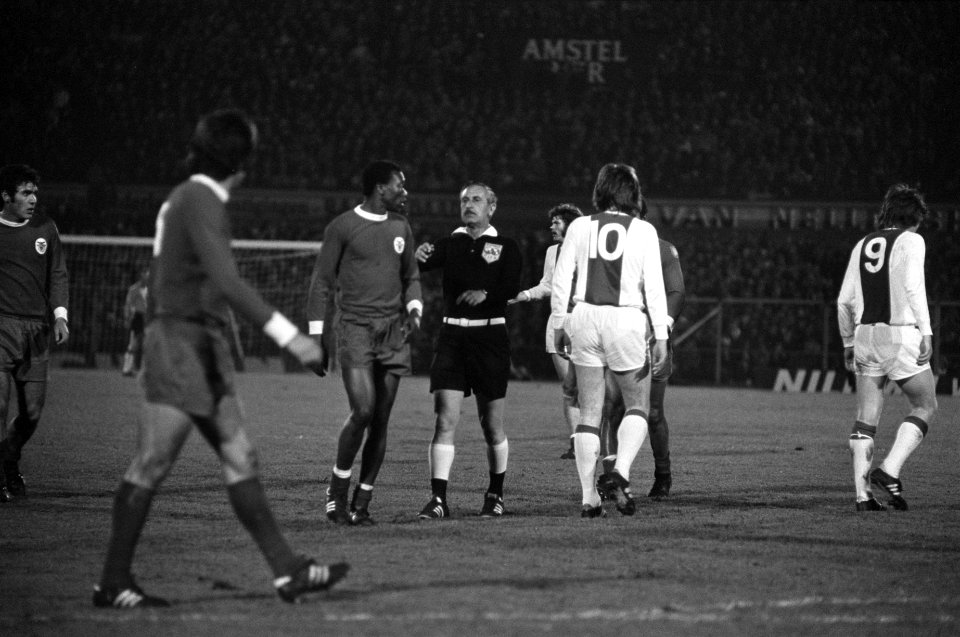 Ajax tegen Benfica 1-0, halve finale Europacup I nr 1 midden scheidsrechter K, Bestanddeelnr 925-5092