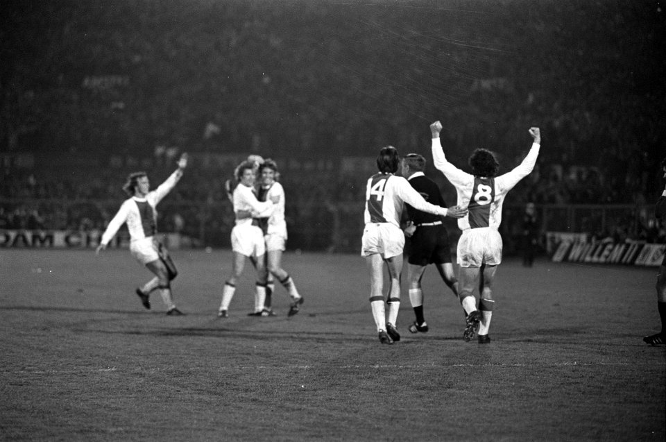 Ajax tegen Benfica 1-0, halve finale Europacup I vreugde van Ajaxieden na doel, Bestanddeelnr 925-5081