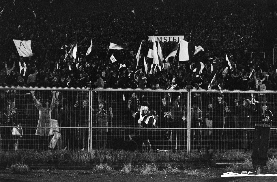 Ajax tegen Basel 3-0 om Europa Cup I juichend publiek met vlaggen, Bestanddeelnr 923-9456