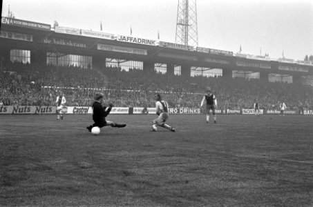 Ajax tegen Haarlem 5-0, Neeskens passeert keeper Lelieveld en scoort 5-0, Bestanddeelnr 926-7344