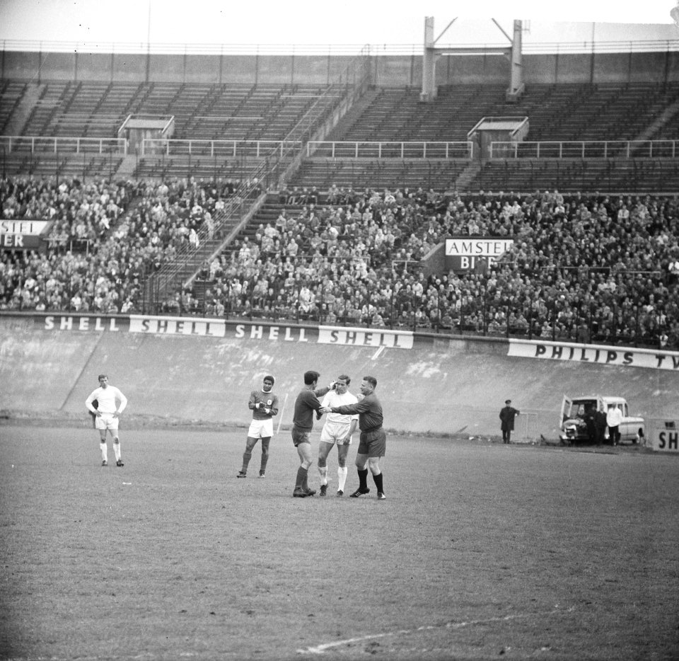 Ajax tegen Benfica 2-1, Incident tussen Schrijvers en Benfica keeper Costa Perei, Bestanddeelnr 917-7448