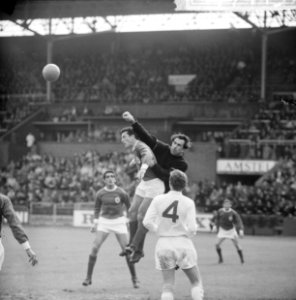 Ajax tegen Benfica 2-1, Eddy Pieters Graafland stompt b weg voor Torres (Benfica, Bestanddeelnr 917-7443