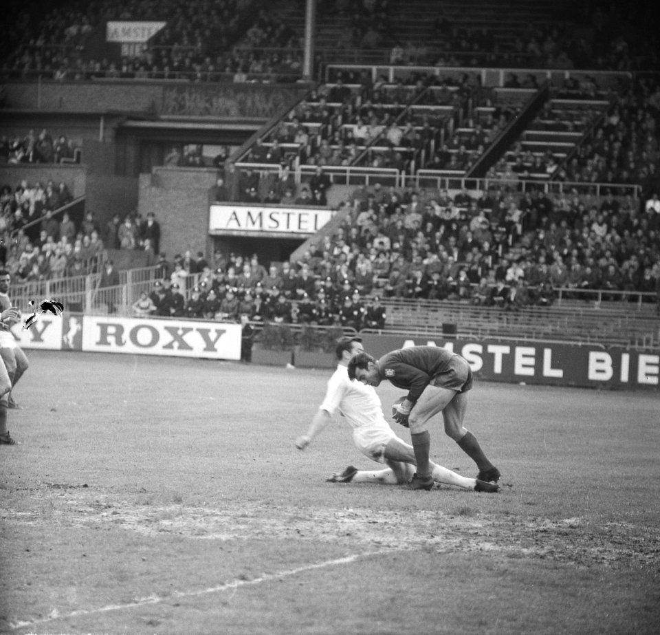 Ajax tegen Benfica 2-1, Schrijvers in duel met Benfica keeper Costa Pereira, Bestanddeelnr 917-7446