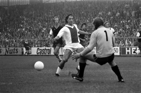 Ajax tegen Haarlem 3-0, Cruijff in duel met keeper Lelieveld, Bestanddeelnr 925-8026