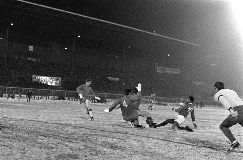 Ajax tegen Benfica 1-3, (kwartfinale Europacup I ) aanval Benfica, Bestanddeelnr 922-0977