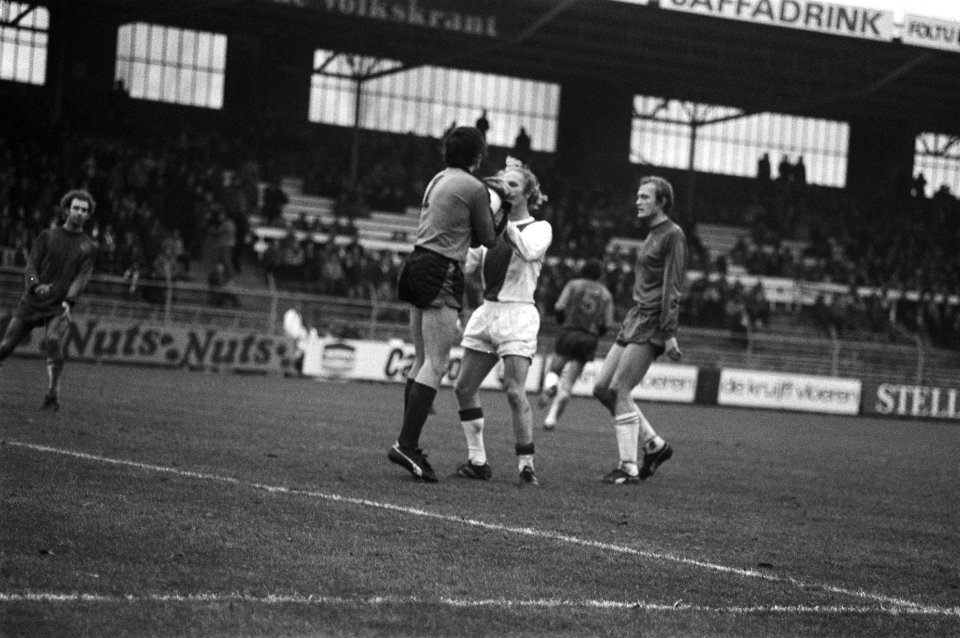 Ajax tegen Haarlem 1-1, spelmomenten, 14 trainer Hughes, Bestanddeelnr 929-4875