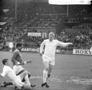 Ajax tegen Benfica 2-1, Haak, Pronk in duel met speler Benfica, Bestanddeelnr 917-7452