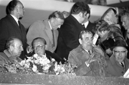 Ajax tegen Benfica 1-0, halve finale Europacup I Prins Bernhard en Jaap van Pr, Bestanddeelnr 925-5085