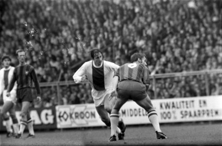 Ajax tegen Haarlem 4-0. Vasovic (op de grond) kopte bal in langs keeper Paternot, Bestanddeelnr 922-8101