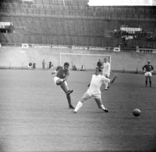 Ajax tegen Benfica 2-1, Schrijvers in duel met Eusebio, Bestanddeelnr 917-7453
