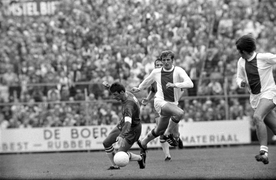 Ajax tegen Haarlem 4-0. Piet Keizer en Wentink (Haarlem) in aktie, Bestanddeelnr 922-8098