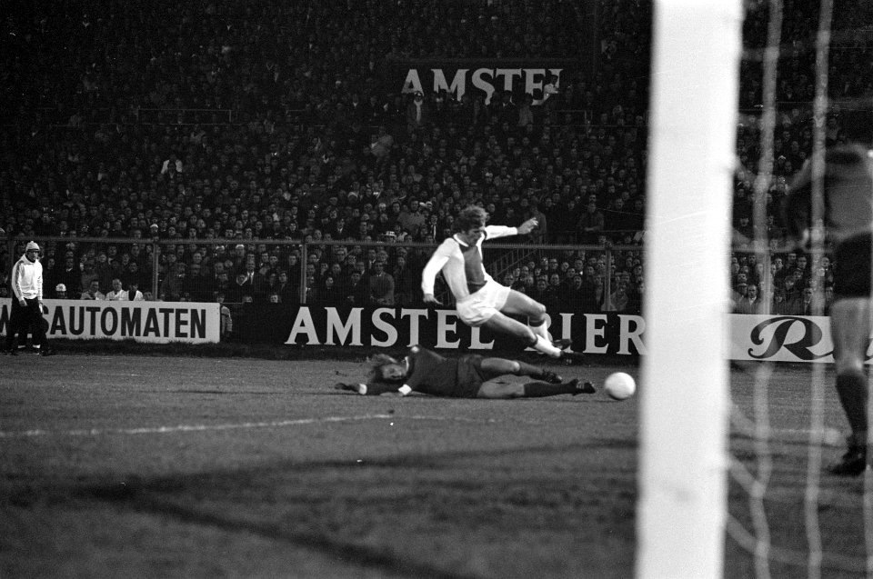 Ajax tegen Benfica 1-0, halve finale Europacup I Keizer in duel met Artur (lig, Bestanddeelnr 925-5082