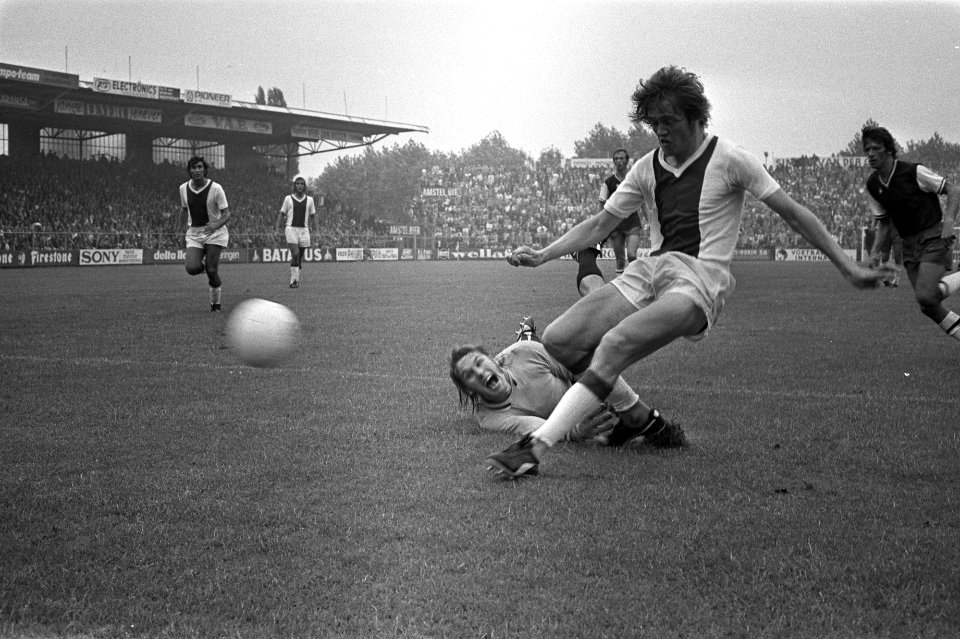 Ajax tegen Haarlem 3-0, Arie Haan passeert keeper Lelieveld en scoort 2-0, Bestanddeelnr 925-8028