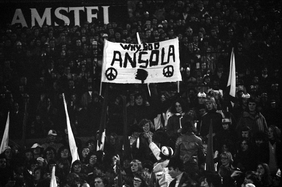 Ajax tegen Benfica 1-0, halve finale Europacup I spandoek voor Angola, Bestanddeelnr 925-5093