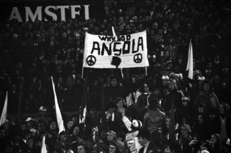 Ajax tegen Benfica 1-0, halve finale Europacup I spandoek voor Angola, Bestanddeelnr 925-5093