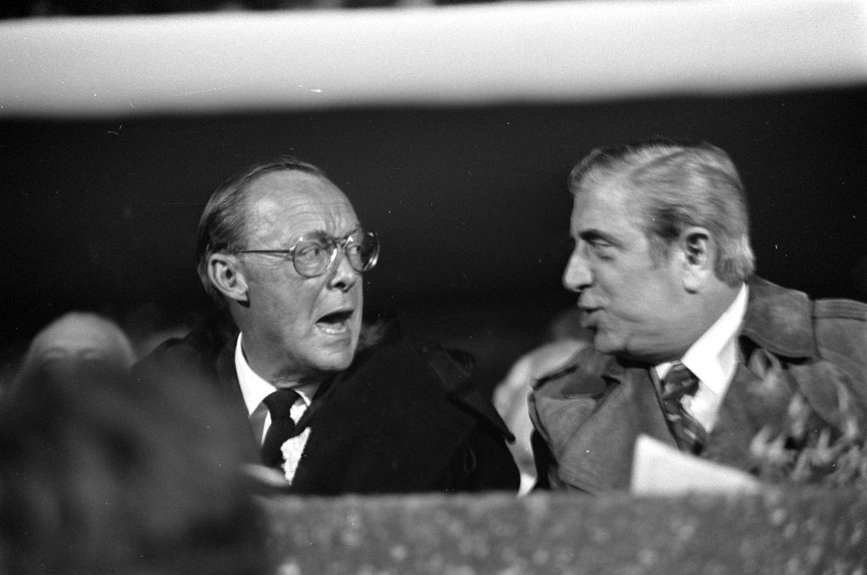 Ajax tegen Benfica 1-0, halve finale Europacup I Prins Bernhard en Jaap van Pr, Bestanddeelnr 925-5084