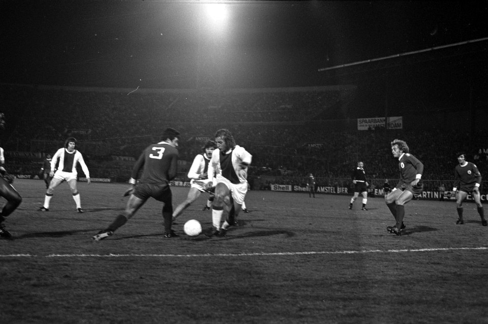 Ajax tegen Benfica 1-0, halve finale Europacup I Neeskens (rechts) in actie, Bestanddeelnr 925-5079