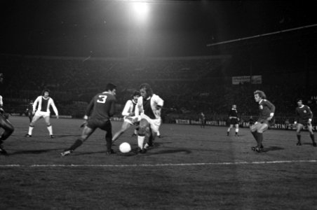 Ajax tegen Benfica 1-0, halve finale Europacup I Neeskens (rechts) in actie, Bestanddeelnr 925-5079