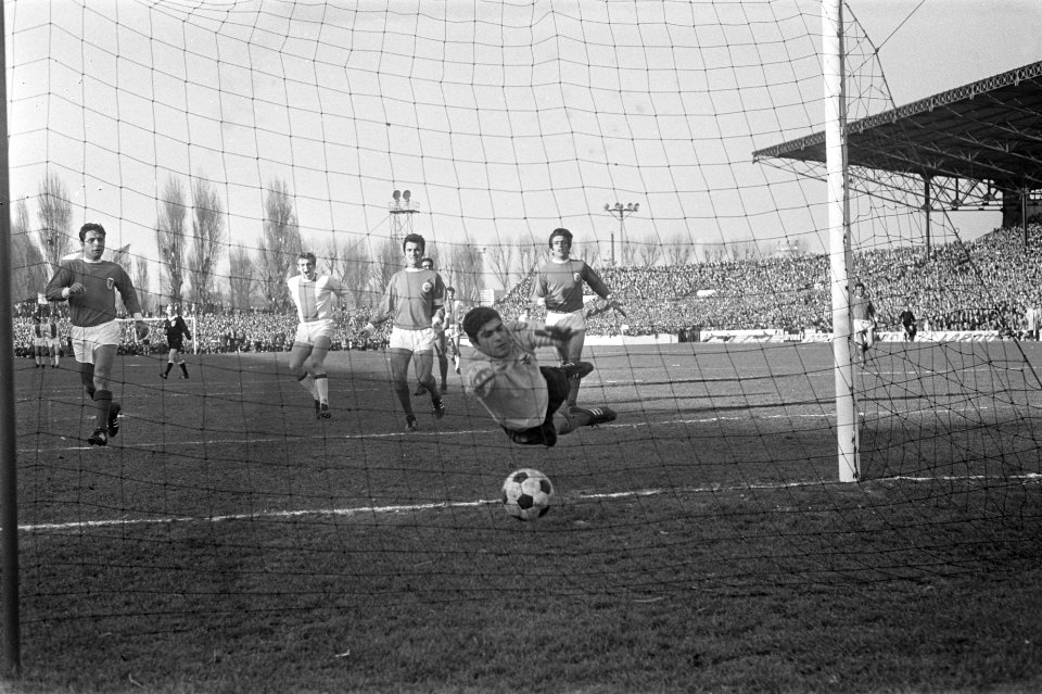 Ajax tegen Benfica 3-0, beslissingswedstrijd kwartfinale Europacup I Parijs Henr, Bestanddeelnr 922-1678