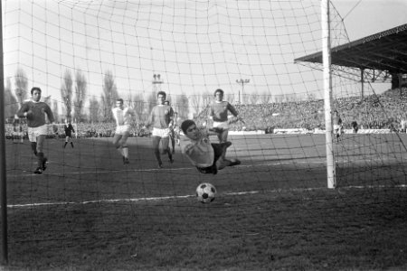 Ajax tegen Benfica 3-0, beslissingswedstrijd kwartfinale Europacup I Parijs Henr, Bestanddeelnr 922-1678