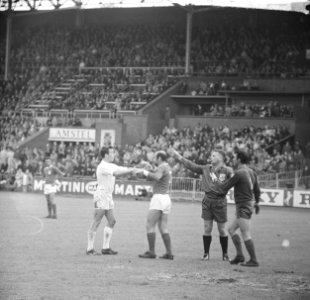 Ajax tegen Benfica 2-1, Incident tussen Schrijvers en Benfica keeper Costa Perei, Bestanddeelnr 917-7447