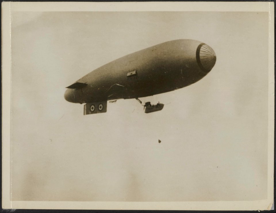 Airship dropping a dummy bomb., Bestanddeelnr 158-2038