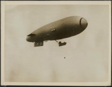 Airship dropping a dummy bomb., Bestanddeelnr 158-2038