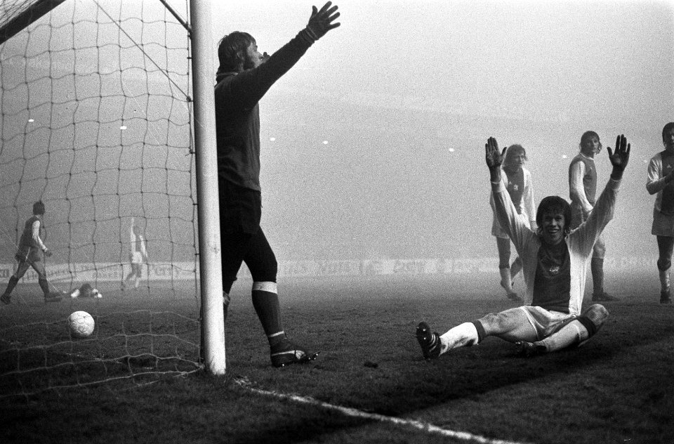 Ajax tegen AZ67 kwartfinale beker 2-1, Gerrie Mühren en keeper Vooys, Bestanddeelnr 927-0607