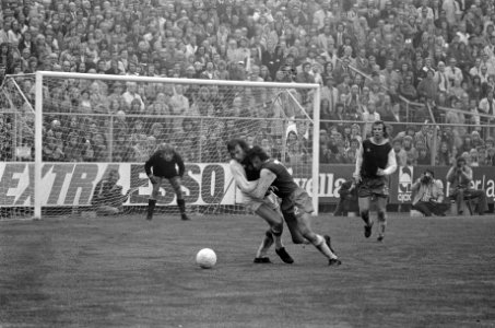 Ajax tegen Haarlem 5-0, Jan Mulder (links) in duel met Wentink, Bestanddeelnr 926-7347