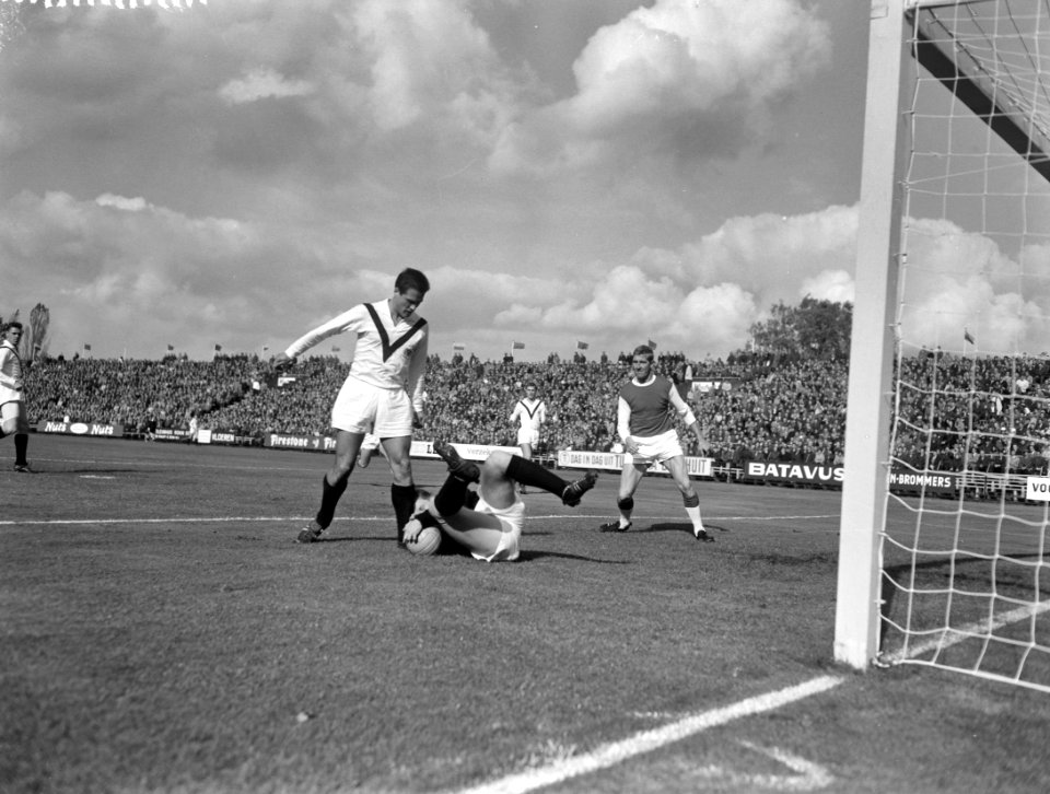 Ajax tegen Heracles 7-0 Keeper Hentenaar (links) en van Dalen (rechts) Cees Gro, Bestanddeelnr 915-6038