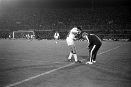 Ajax tegen Independiente 3-0, tweede wedstrijd voor wereldbeker, Kovacs langs de, Bestanddeelnr 925-9158