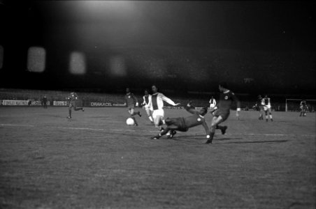 Ajax tegen Benfica 1-0, halve finale Europacup I Cruijff (links) in duel met M, Bestanddeelnr 925-5083