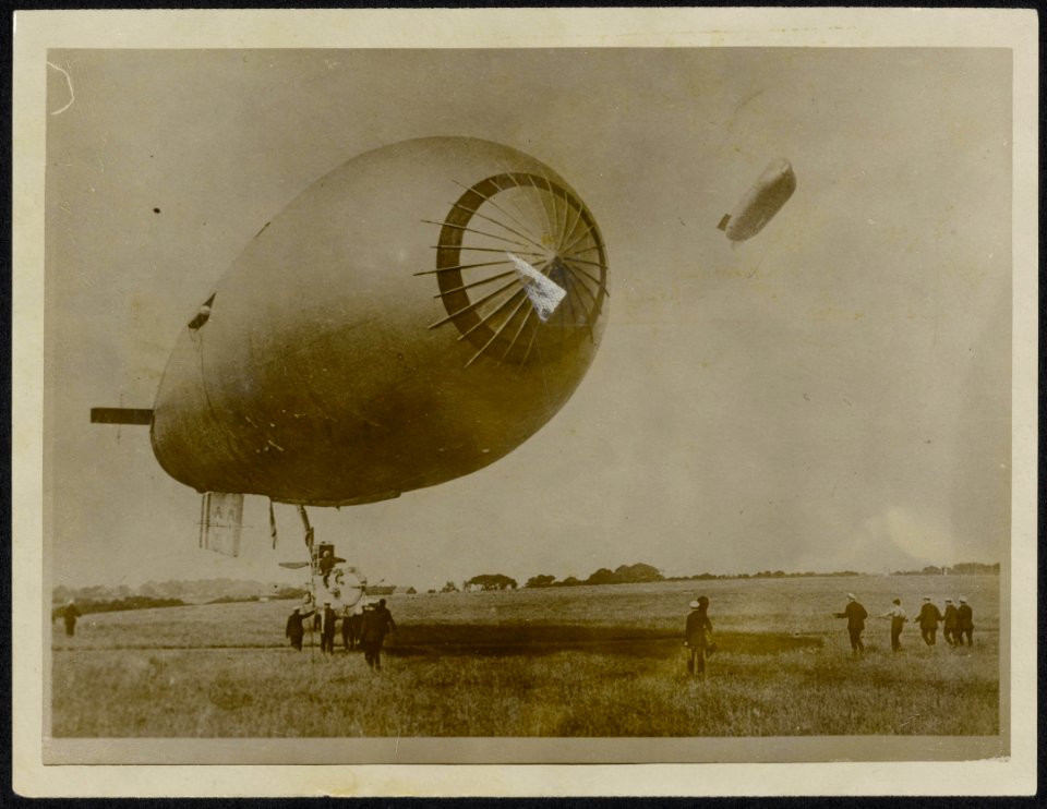 Airship starting off on patrol - they are always on the look-out for U boats &, Bestanddeelnr 158-0006