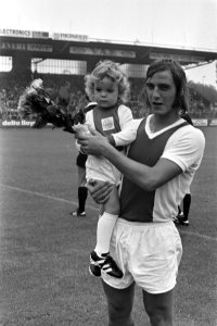 Ajax tegen Haarlem 3-0, Johan Neeskens met broertje Ivan, Bestanddeelnr 925-8030