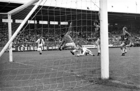 Ajax tegen Haarlem 4-0. Vasovic (op de grond) kopte bal in langs keeper Paternot, Bestanddeelnr 922-8100