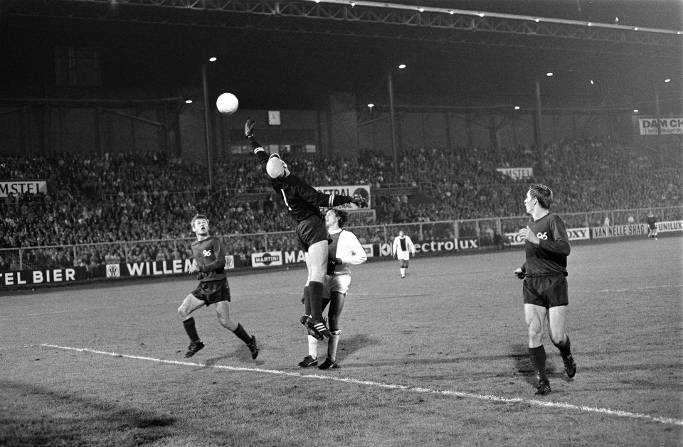 Ajax tegen Hannover 96 in het Olympisch Stadion Amsterdam in de Europa Cup voor , Bestanddeelnr 922-8210