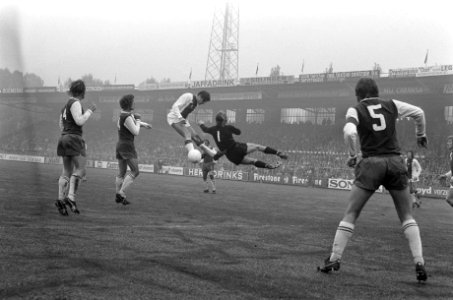 Ajax tegen Haarlem 5-0, Jan Mulder (opspringend) in duel met keeper Lelieveld, Bestanddeelnr 926-7346