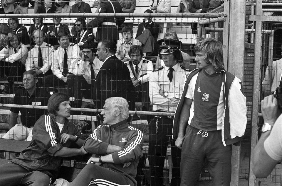 Ajax tegen Hertha BSC 3-1, oefenwedstrijd nr. 28, 29 Hertha-trainer Kessler (re, Bestanddeelnr 927-4090