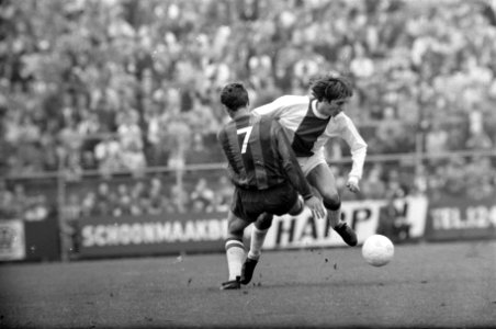 Ajax tegen Haarlem 4-0. Vasovic (op de grond) kopte bal in langs keeper Paternot, Bestanddeelnr 922-8102