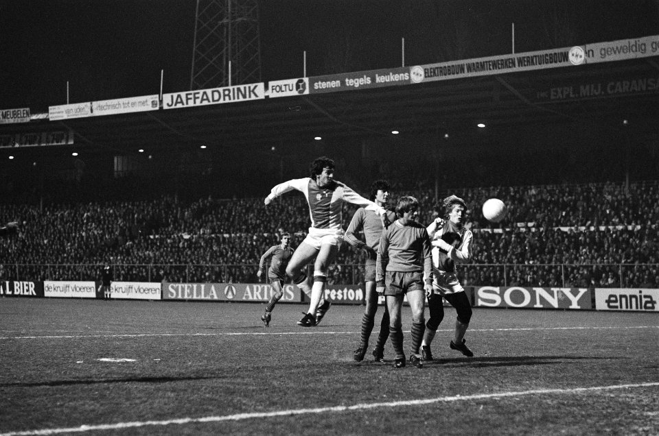 Ajax tegen Honved (Europa Cup III ) 2-0, Ray Clark kop rechts Lerby, Bestanddeelnr 930-0326