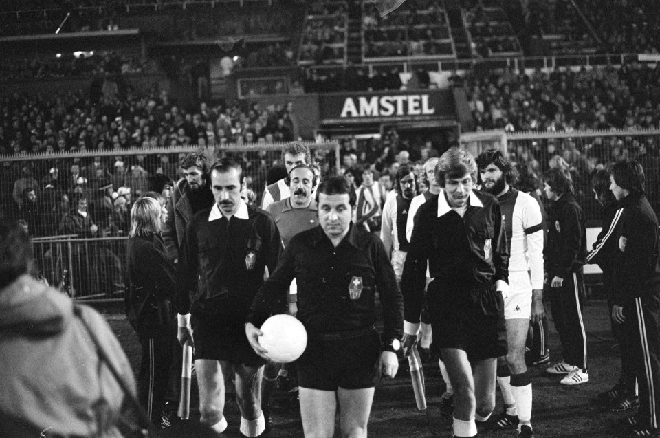 Ajax tegen Hertha BSC 4-1 Uefa Cup Zwitserse scheidsrechter Dörfliger (midden), Bestanddeelnr 928-2561