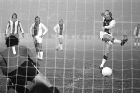 Ajax tegen Hertha BSC 4-1 Uefa Geels scoort uit penalty, Bestanddeelnr 928-2557