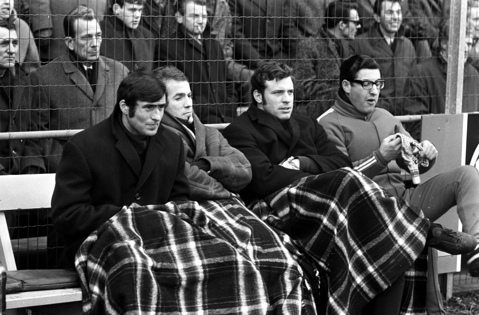 Ajax tegen Holland Sport 2-2 6 S. Swart, B. Muller, Stuy (reserve keeper) en ver, Bestanddeelnr 922-1528
