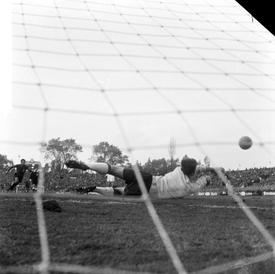 Ajax tegen Heracles 1-4, keeper Boomgaard duikt maar grijpt mis, Bestanddeelnr 916-9937