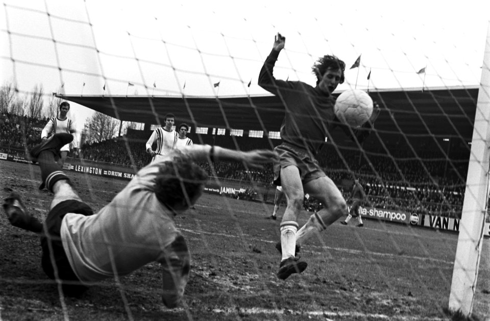 Ajax tegen Holland Sport 5-1. Keeper Louwerens (op rug) duikt, Cruijff in aktie, Bestanddeelnr 923-3479