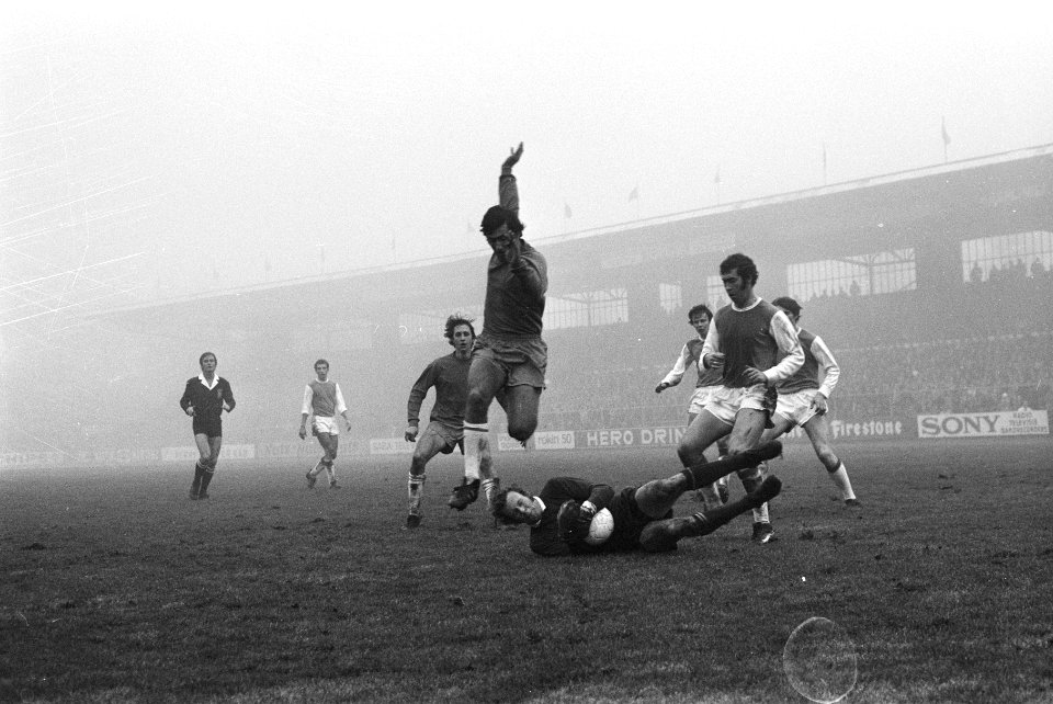 Ajax tegen Holland Sport 2-1 Swart in duel met keeper Louwers, Bestanddeelnr 924-0321