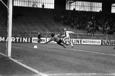 Ajax tegen Haarlem 1-1, Ruud Geels scoort langs Boersma, Bestanddeelnr 929-4873