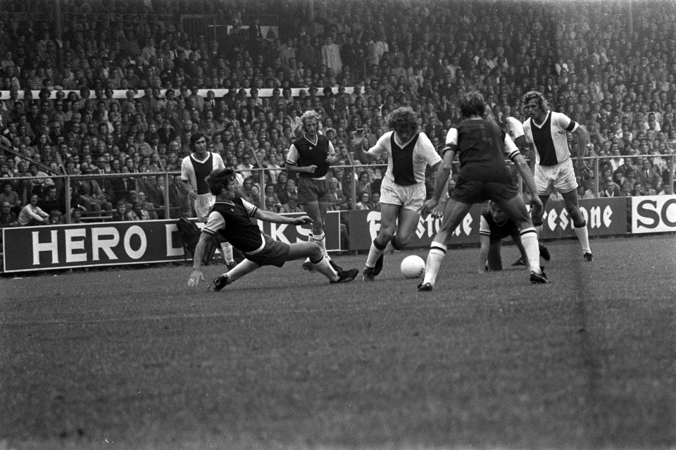 Ajax tegen Haarlem 3-0, Arie Haan (midden) in aktie, Bestanddeelnr 925-8027
