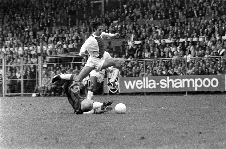 Ajax tegen Haarlem 4-0. J. Cruijff in zweefsprong op de grond Lefering, Bestanddeelnr 922-8099